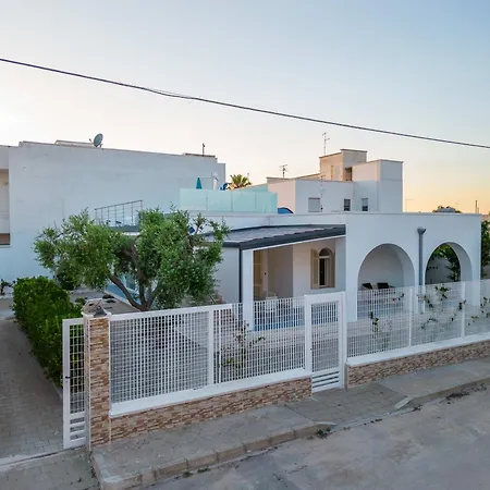 Holiday home Blumarine E Vasca Jacuzzi By Cala Salento Torre Lapillo