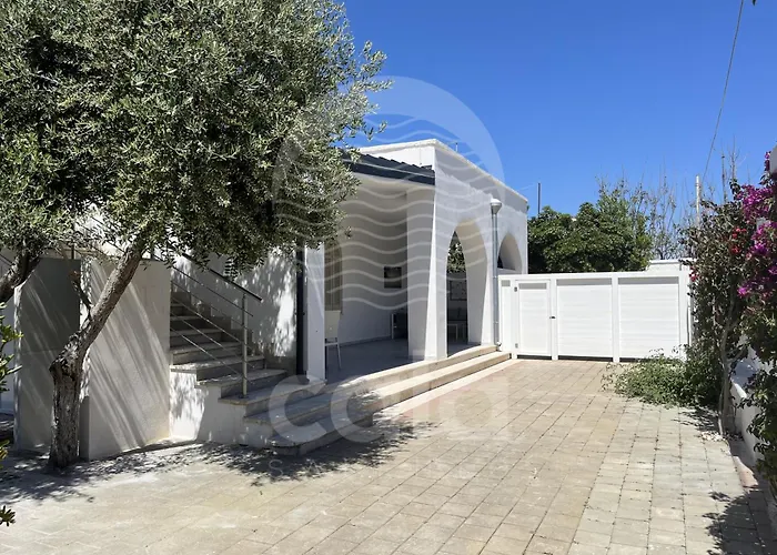 Holiday home Blumarine E Vasca Jacuzzi By Cala Salento